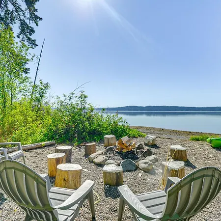 Relaxing Getaway On A Private Beach In Shelton!